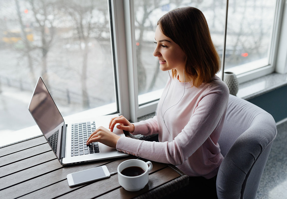 femme joyeuse tapotant sur clavier ordi